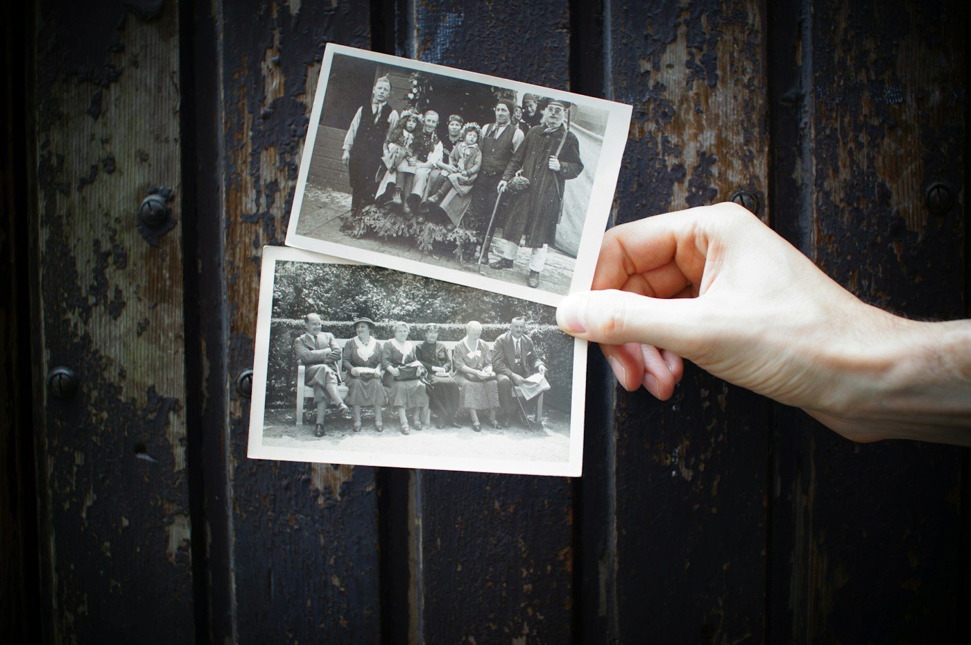 Osoba drži stare fotografije
