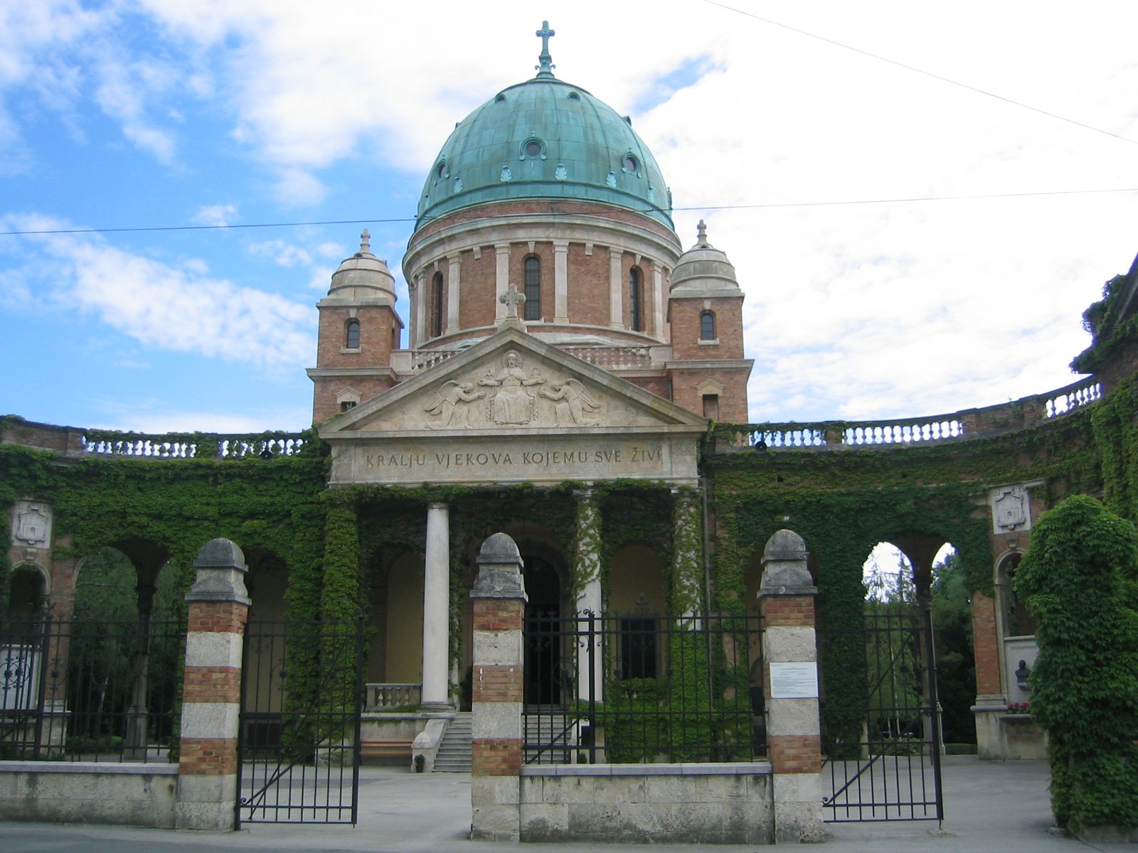 Ulaz na groblje Mirogoj u Zagrebu s kupolom, arkadama i zelenilom