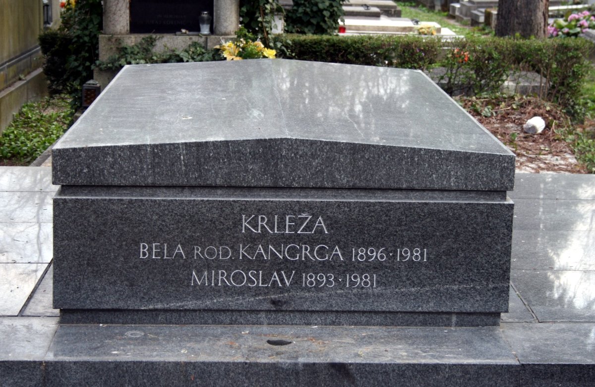 Imena Miroslava i Bele Krleže na kamenoj ploči njihova groba na Mirogoju
