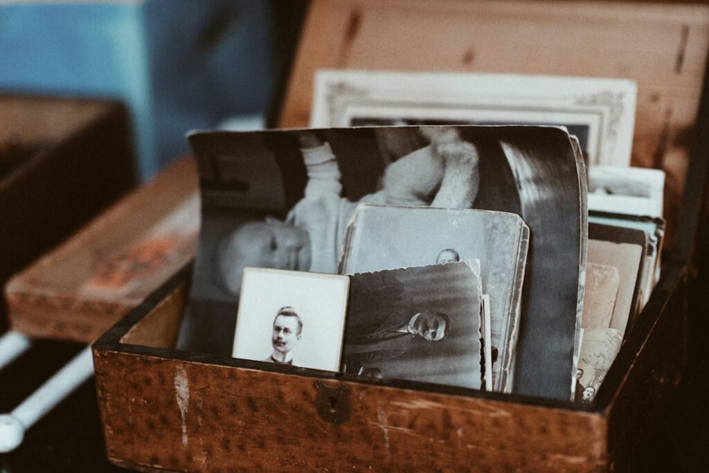 Stare obiteljske fotografije u drvenoj kutiji