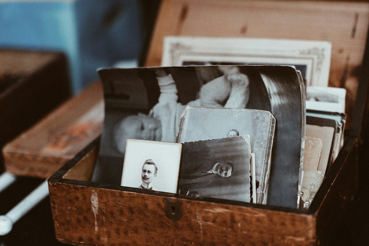 Stare obiteljske fotografije u drvenoj kutiji